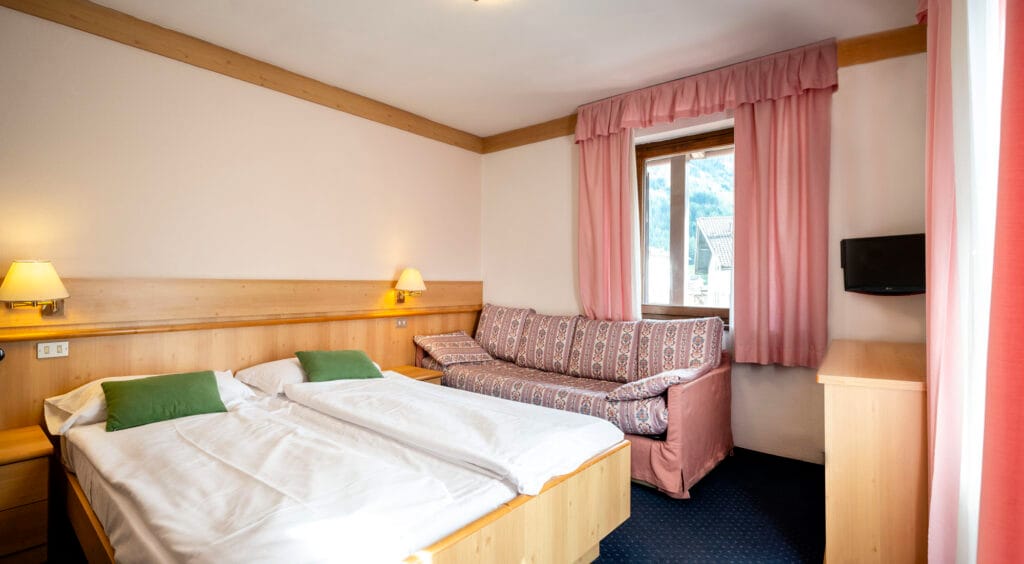 219 - doppia economy con balcone con divamno letto (2)